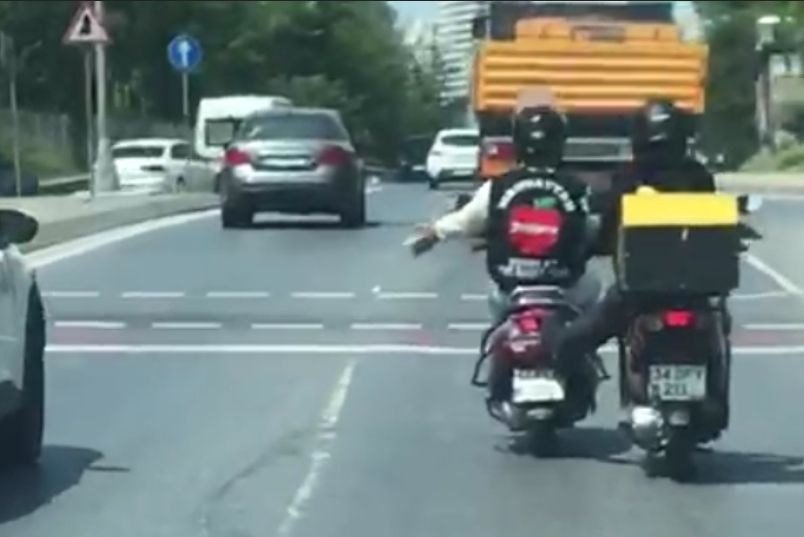 Küçükçekmece’de tehlikeli yolculuk kamerada: Benzini biten motosikleti ayağıyla itti