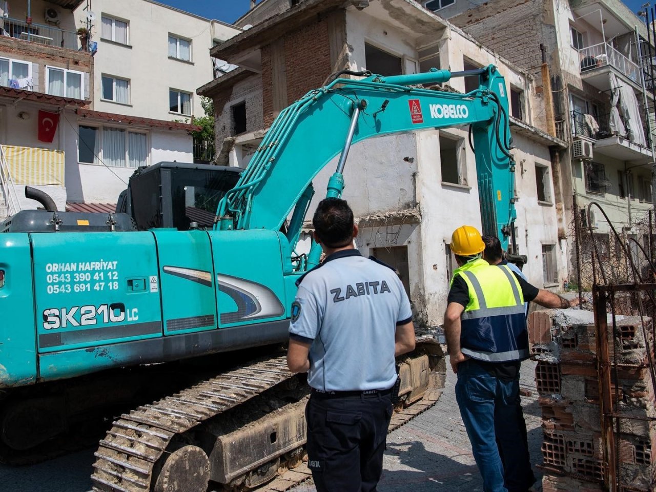Kuşadası’nda depreme dayanıksız binalar yıkılıyor