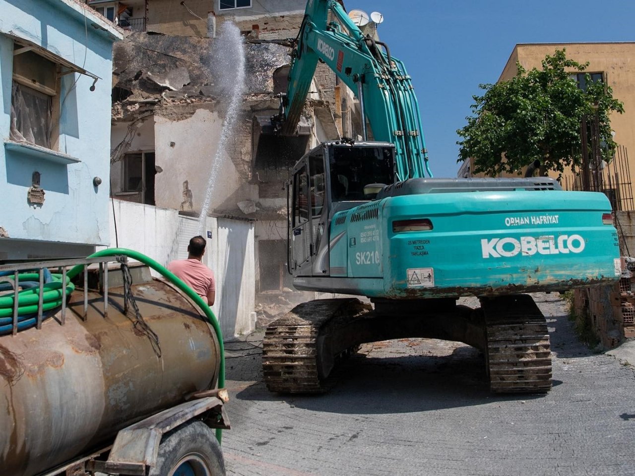 Kuşadası’nda depreme dayanıksız binalar yıkılıyor