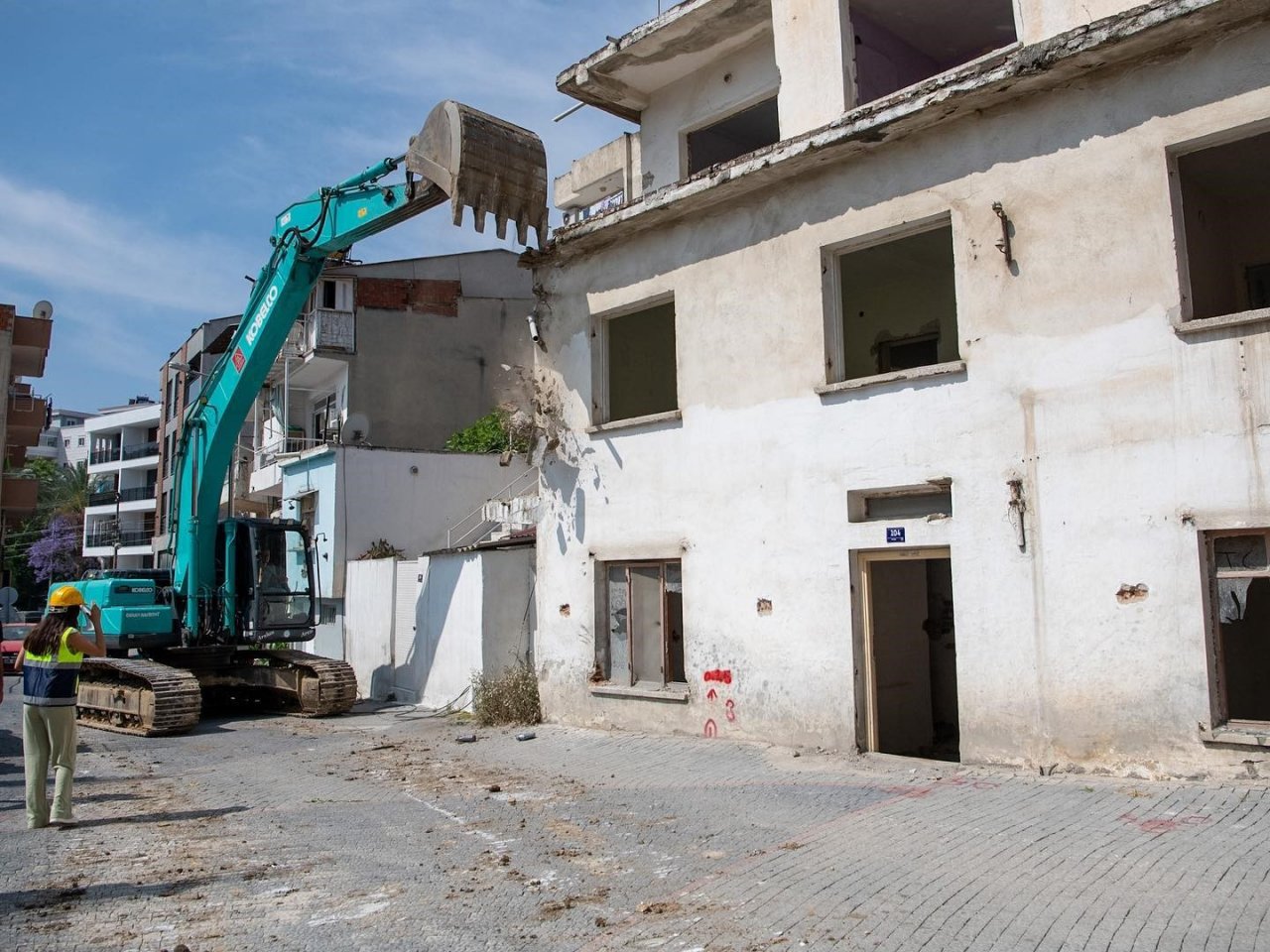 Kuşadası’nda depreme dayanıksız binalar yıkılıyor