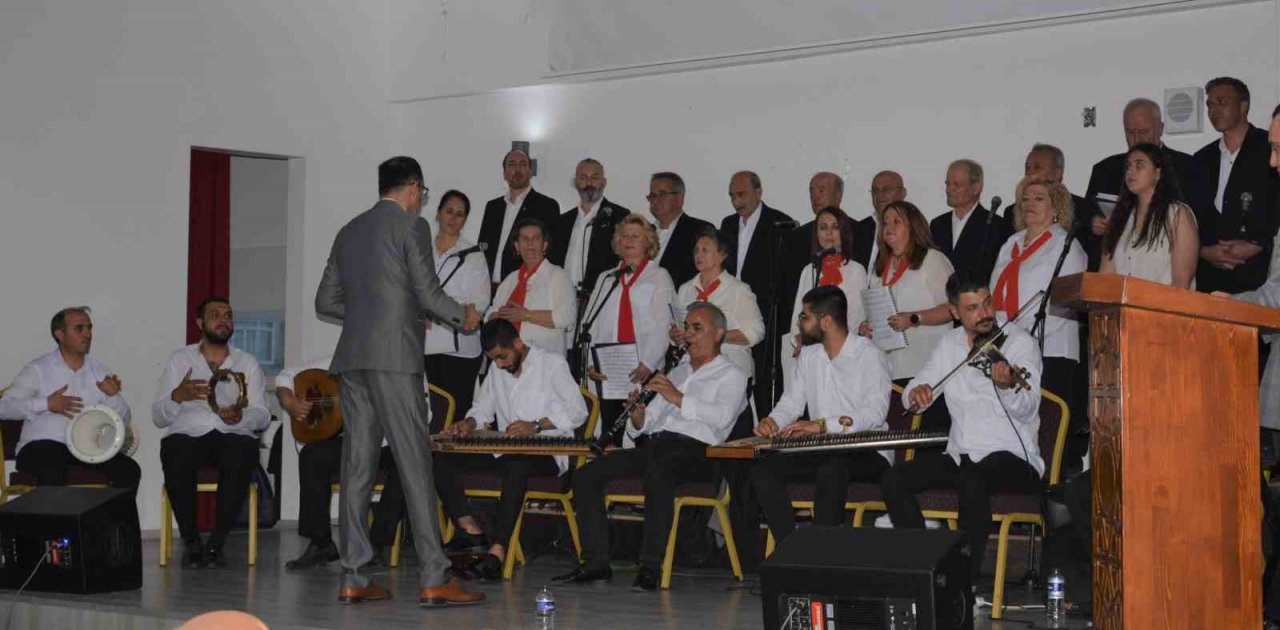 Lapseki Belediyesi Türk Sanat Müziği Korosu ‘Yaza Merhaba’ konseri verdi