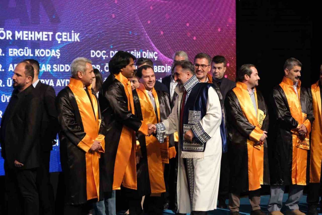 Mardin Artuklu Üniversitesi’nde cübbe giyme töreni