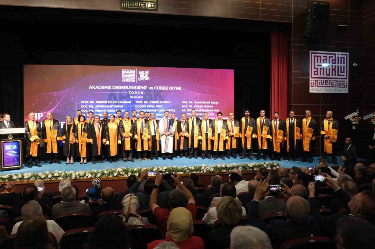 Mardin Artuklu Üniversitesi’nde cübbe giyme töreni