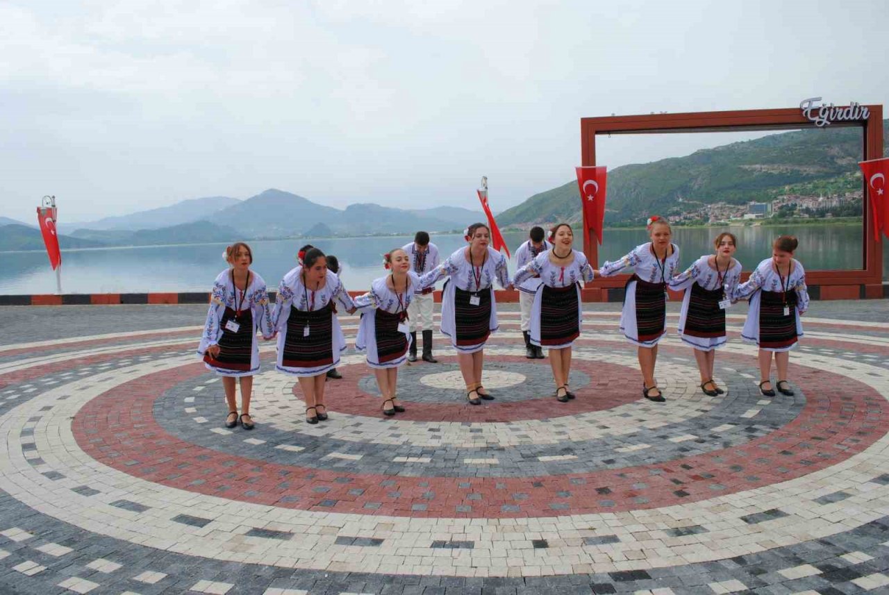 Moldova ve Ukrayna Halk oyunları ekibi Eğirdir’e renk kattı