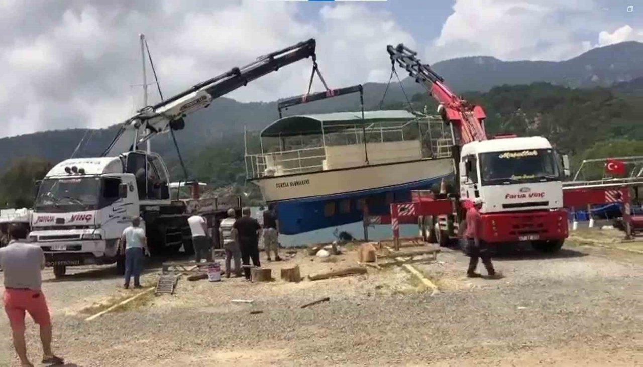 Tekneyi taşıyan vinç zinciri koptu, panik anları kameraya yansıdı