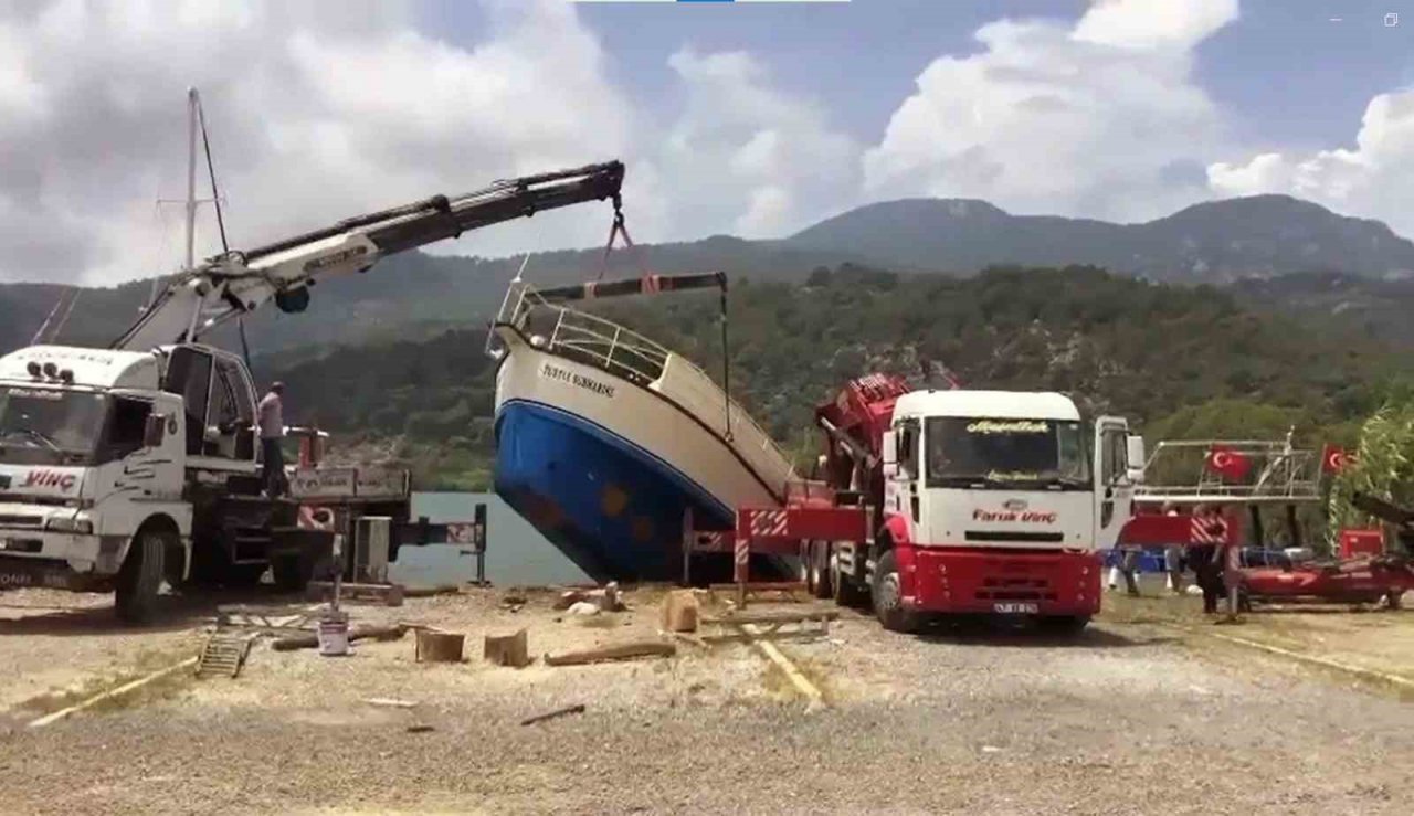 Tekneyi taşıyan vinç zinciri koptu, panik anları kameraya yansıdı