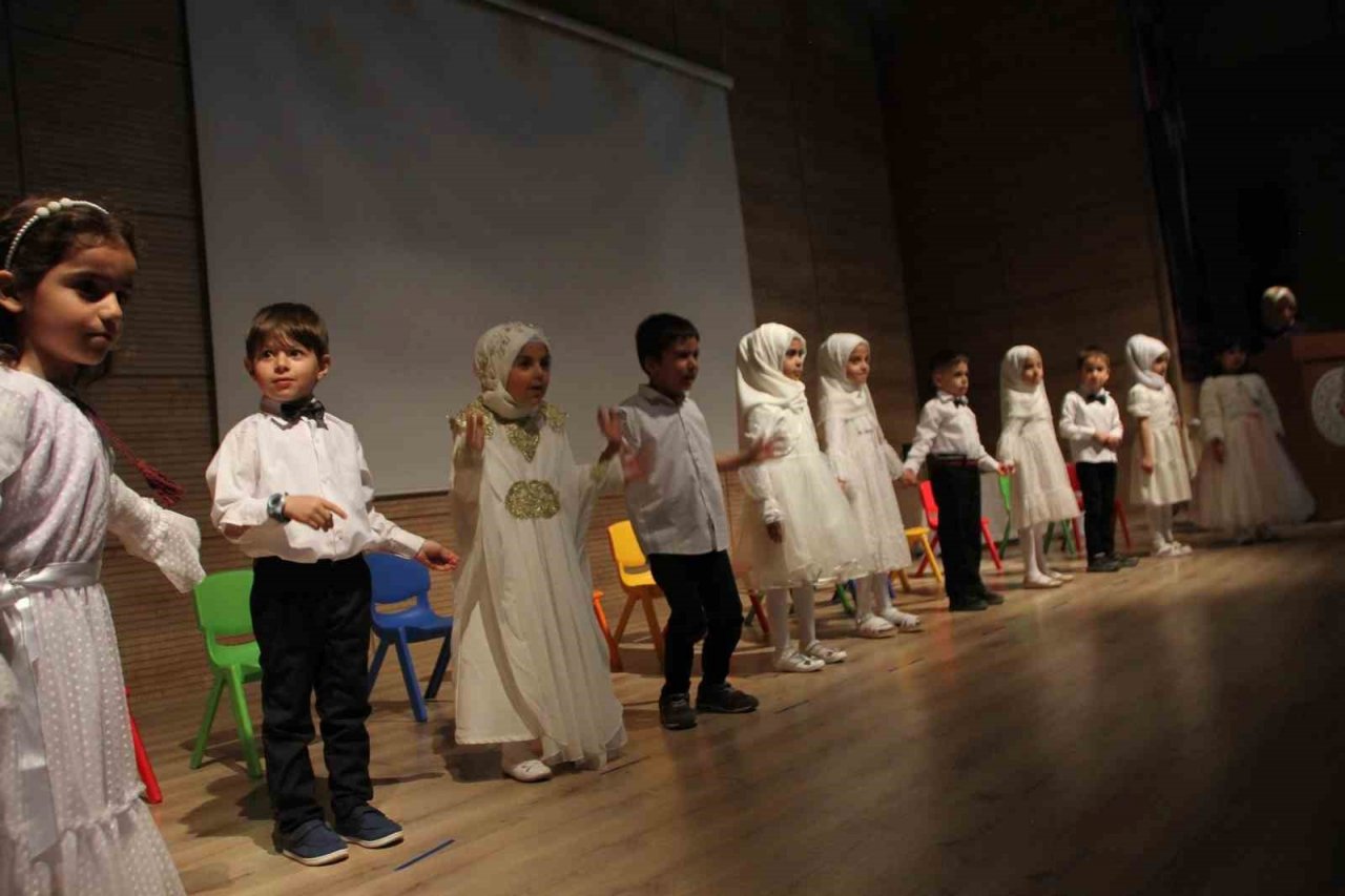 4-6 yaş arası Kur’an kursu öğrencileri hünerlerini gösterdi
