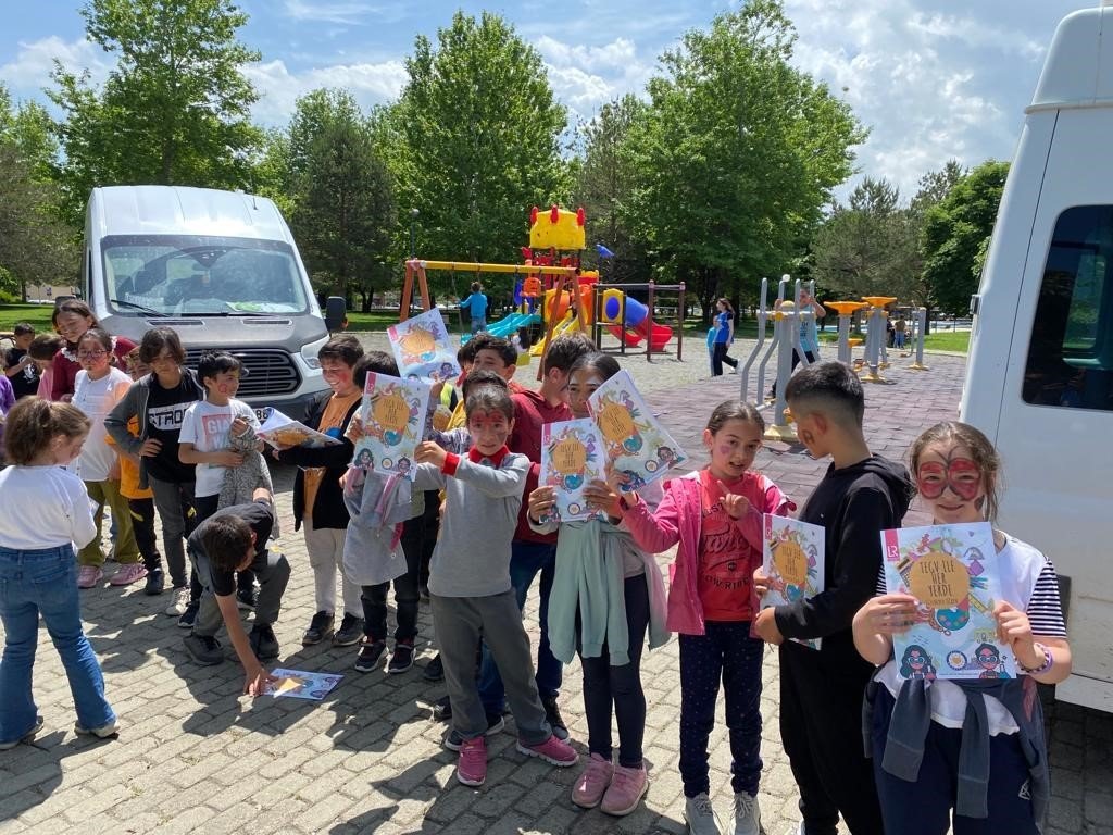 Okul bahçesine kurulan balon park ile minik öğrenciler neşeleniyor