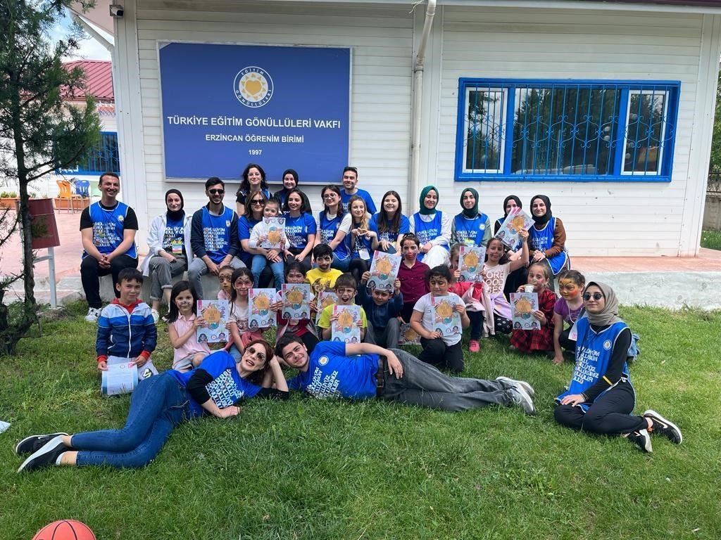 Okul bahçesine kurulan balon park ile minik öğrenciler neşeleniyor