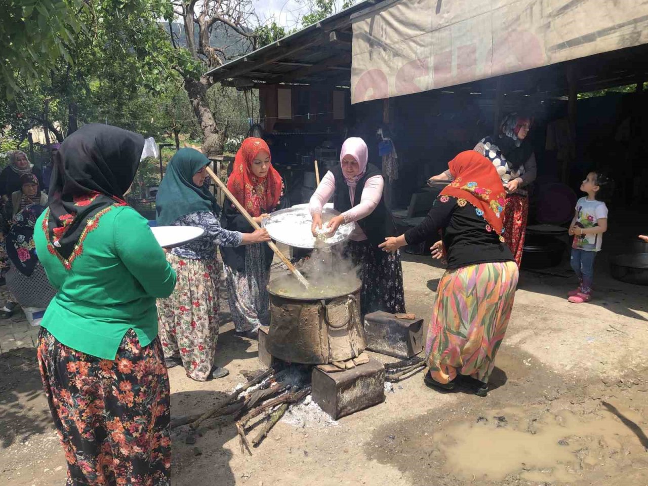 Köylü kadınlar asırlık geleneği yaşatıyor