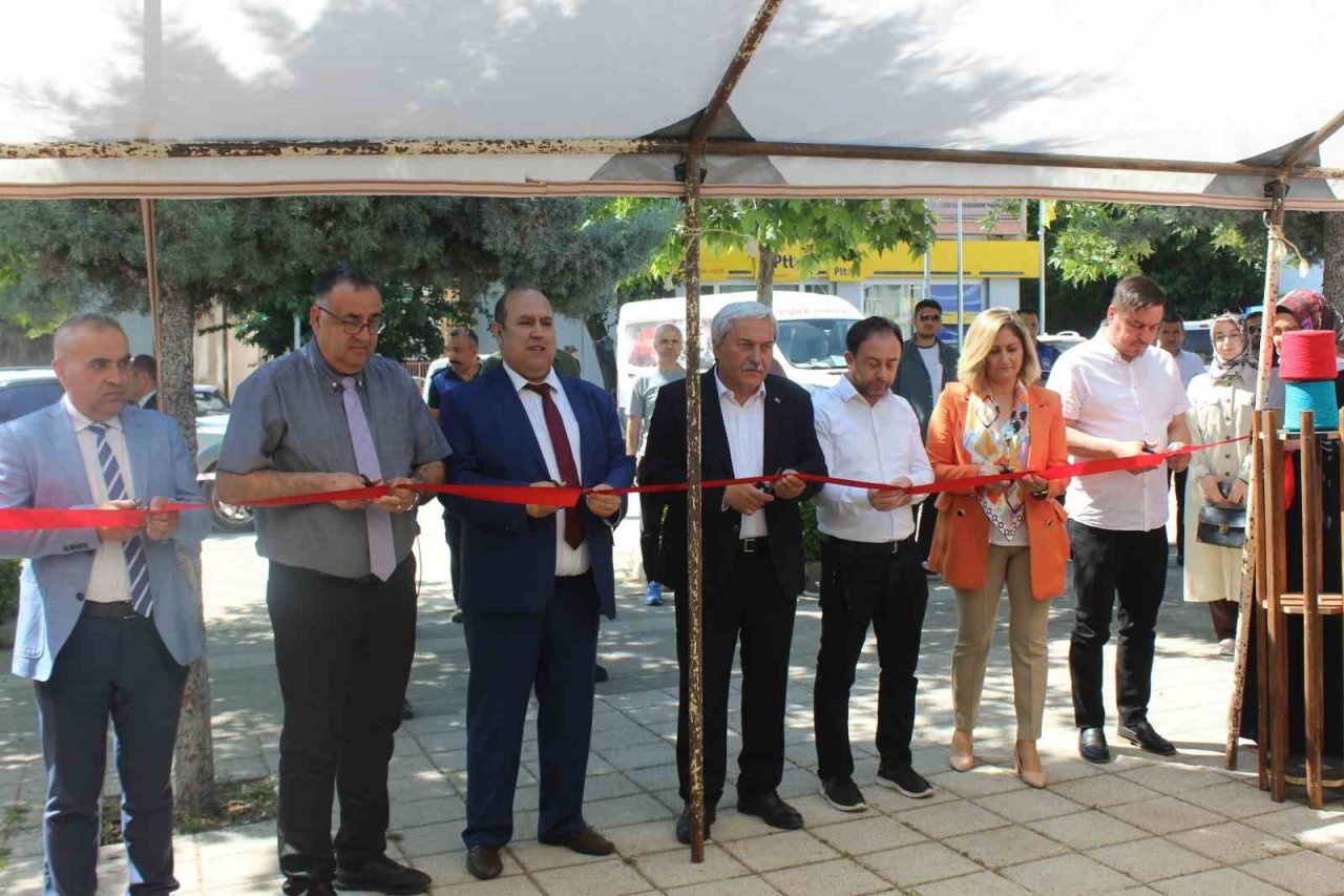 Osmaneli’nde Hayat Boyu Öğrenme Haftası nedeniyle sergi açıldı