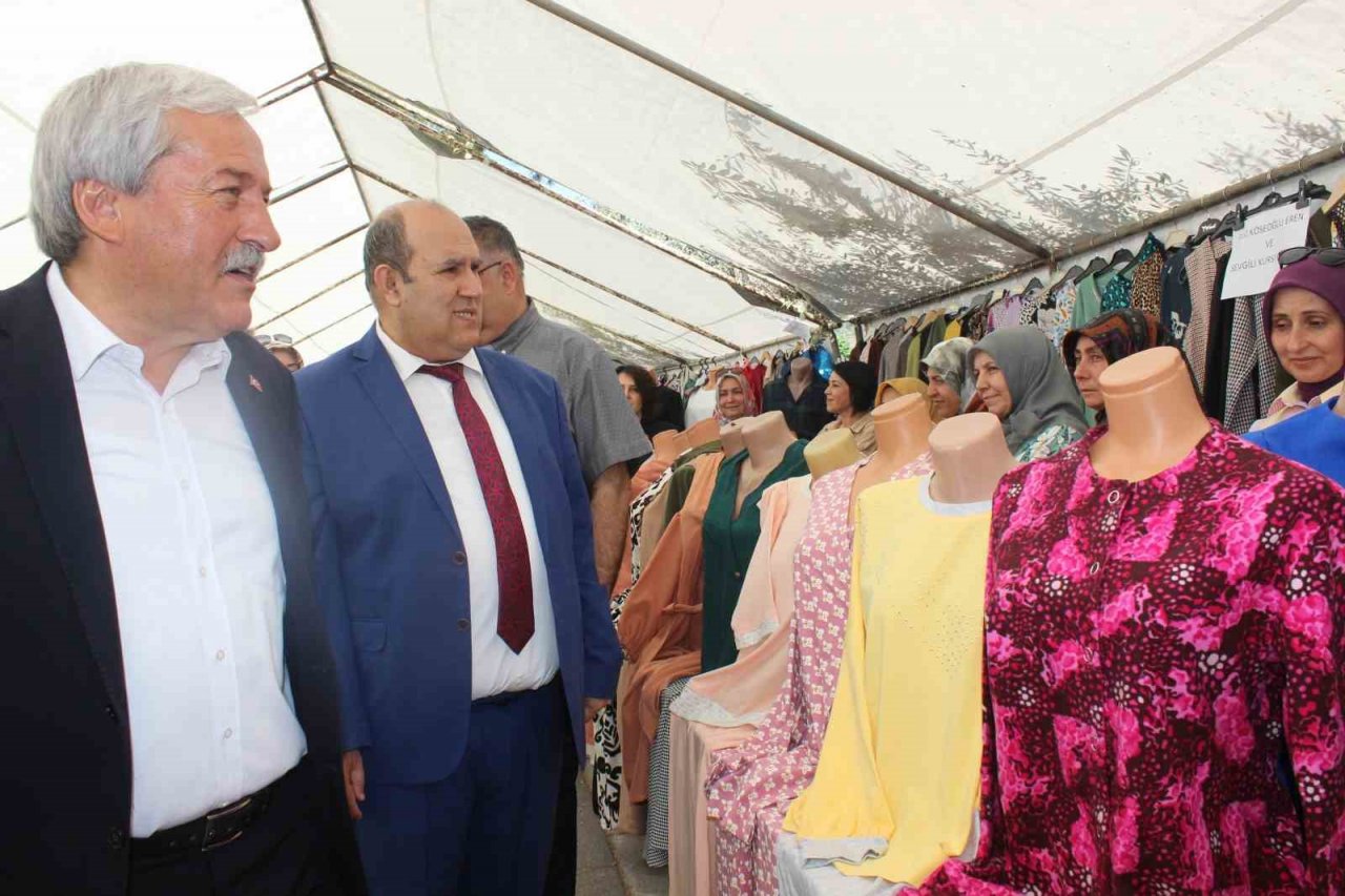 Osmaneli’nde Hayat Boyu Öğrenme Haftası nedeniyle sergi açıldı