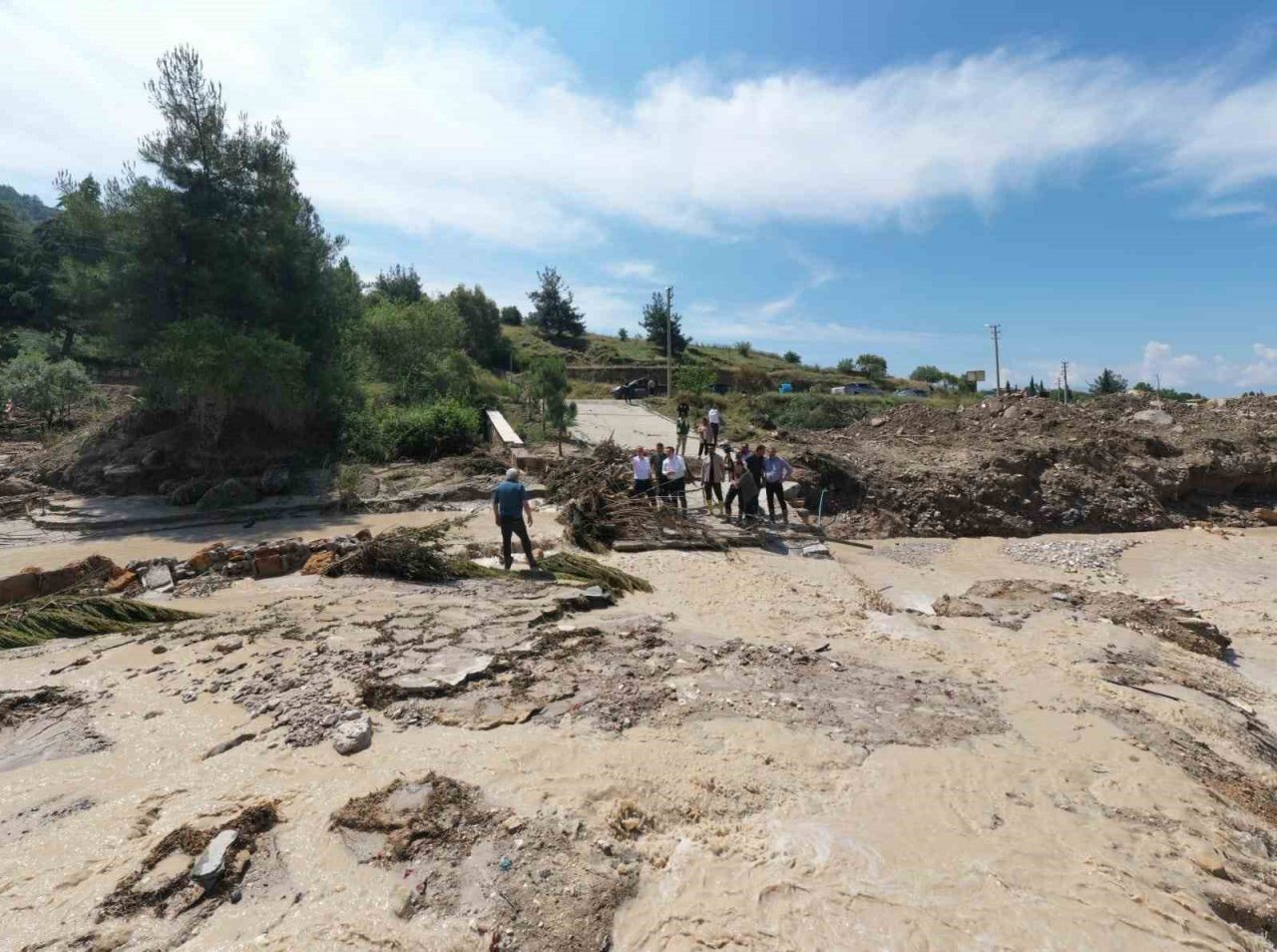 Çizmeleri giyen Başkan Örki sel mağdurlarının yardımına koştu