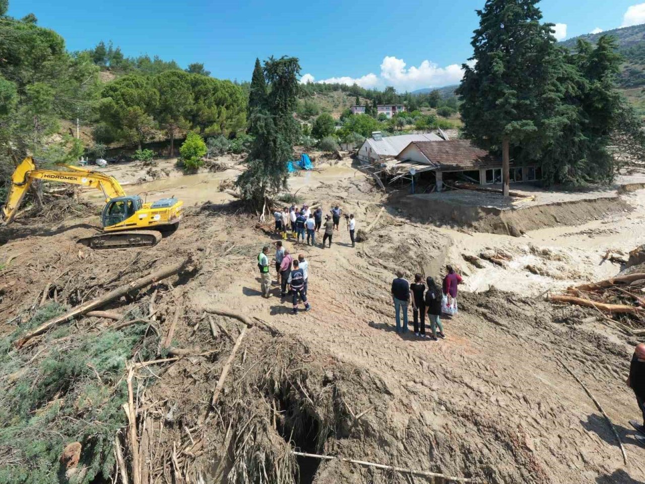 Çizmeleri giyen Başkan Örki sel mağdurlarının yardımına koştu