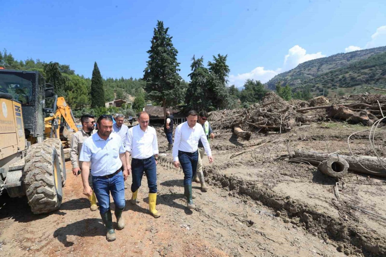 Çizmeleri giyen Başkan Örki sel mağdurlarının yardımına koştu