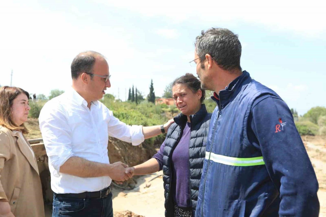 Çizmeleri giyen Başkan Örki sel mağdurlarının yardımına koştu