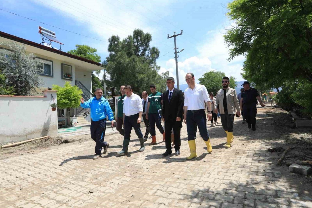 Çizmeleri giyen Başkan Örki sel mağdurlarının yardımına koştu