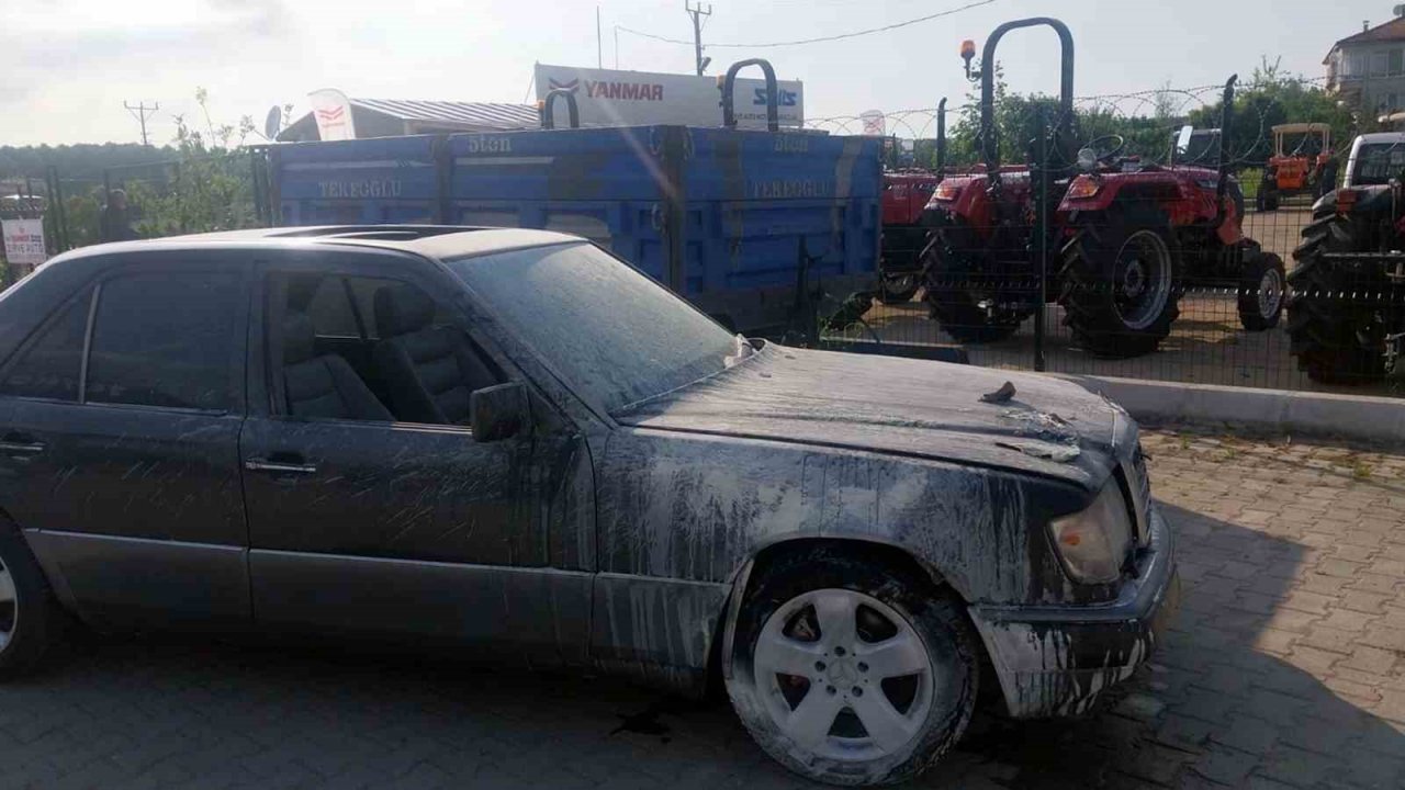 Akaryakıt istasyonu önünde alev alan otomobil paniğe sebep oldu