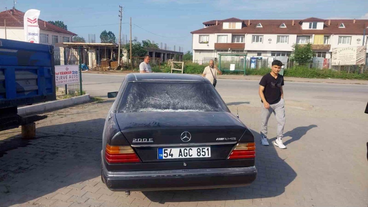 Akaryakıt istasyonu önünde alev alan otomobil paniğe sebep oldu