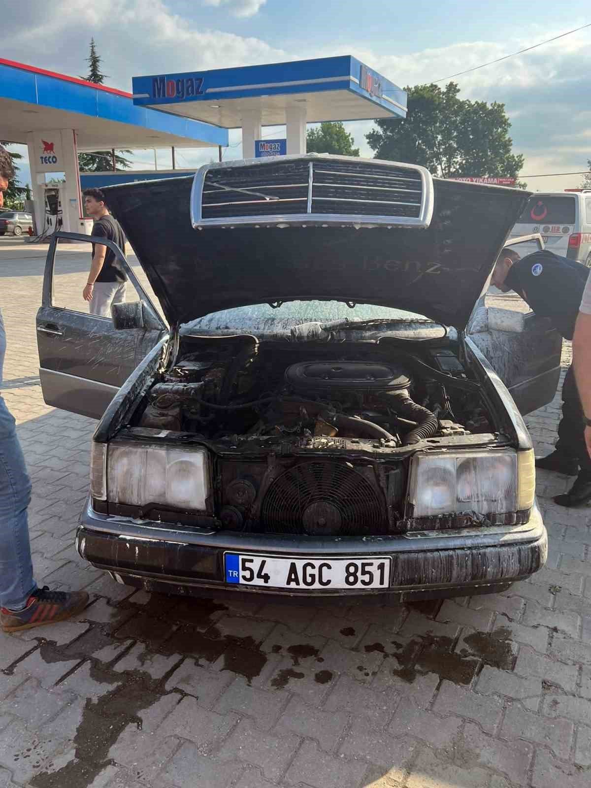 Akaryakıt istasyonu önünde alev alan otomobil paniğe sebep oldu