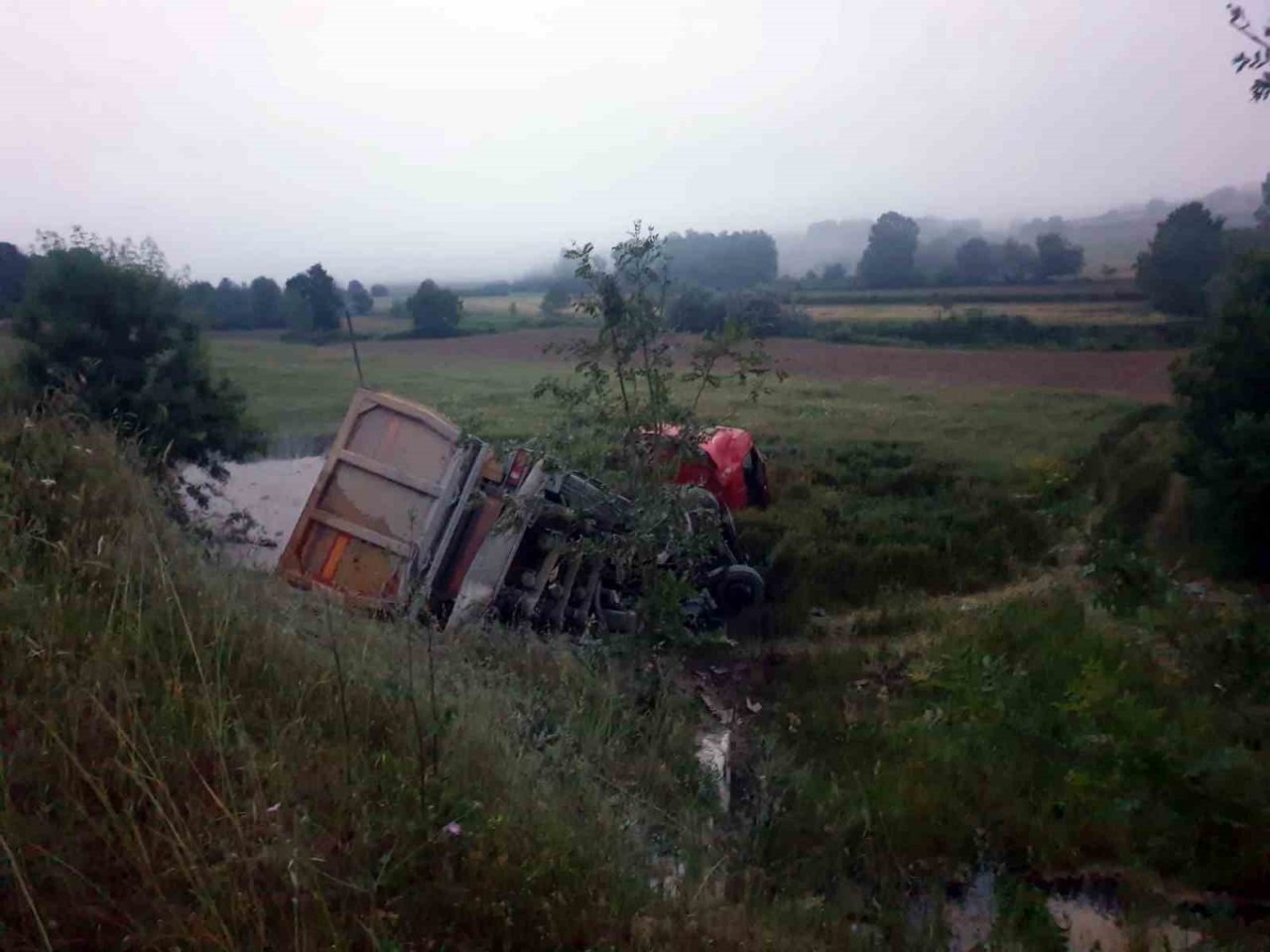 Duble yolda kontrolden çıkan kamyon tarlaya devrildi: 1 yaralı