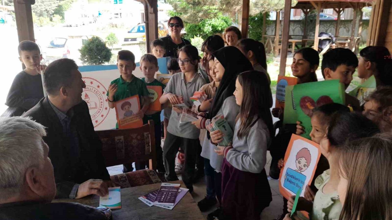 Minikler, büyüklere sigaranın zararlarını anlattı