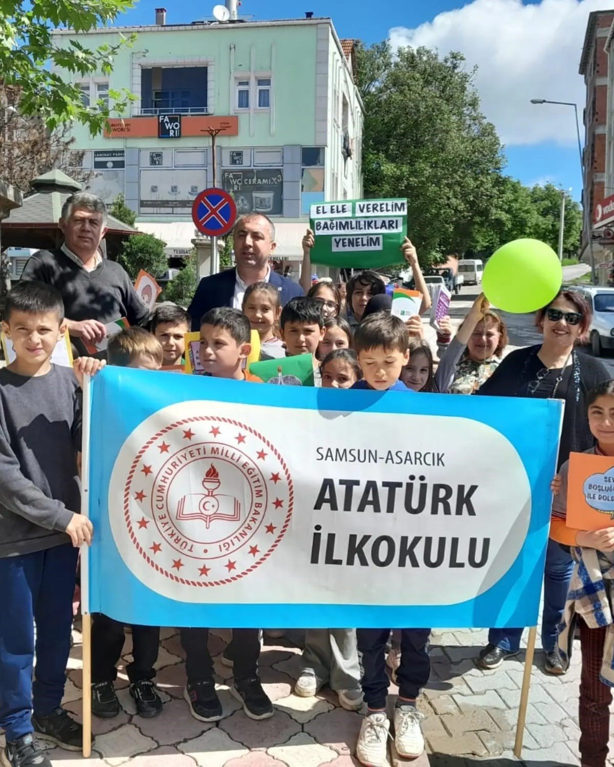 Minikler, büyüklere sigaranın zararlarını anlattı