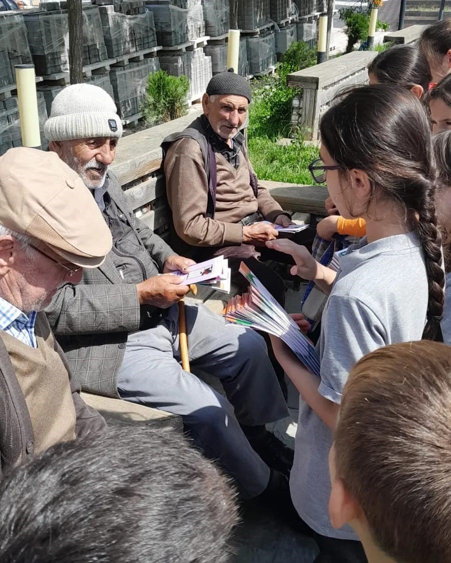 Minikler, büyüklere sigaranın zararlarını anlattı