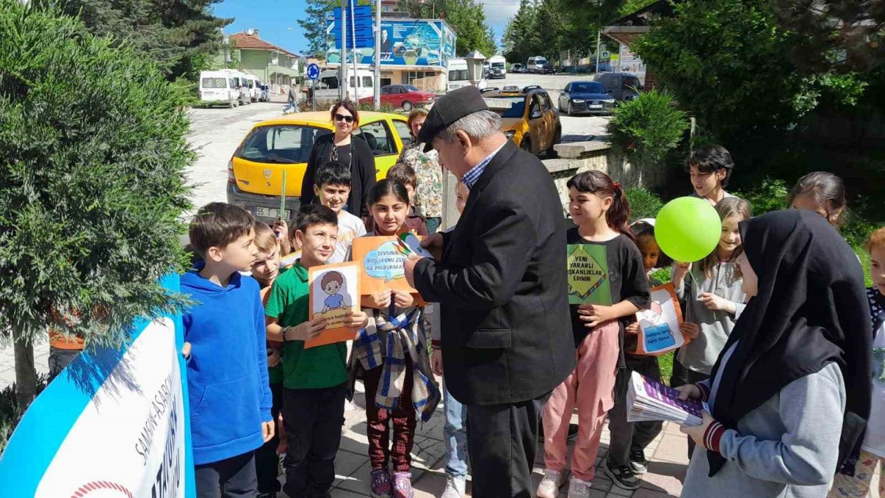 Minikler, büyüklere sigaranın zararlarını anlattı