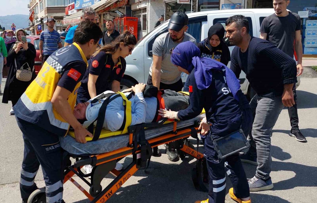 Yolun karşısına geçmeye çalışan kadına araç çarptı: Kaza anı kamerada