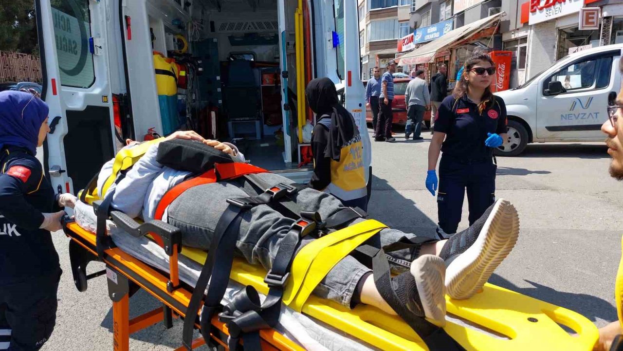 Yolun karşısına geçmeye çalışan kadına araç çarptı: Kaza anı kamerada