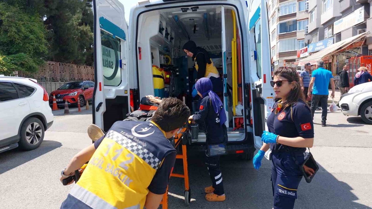 Yolun karşısına geçmeye çalışan kadına araç çarptı: Kaza anı kamerada