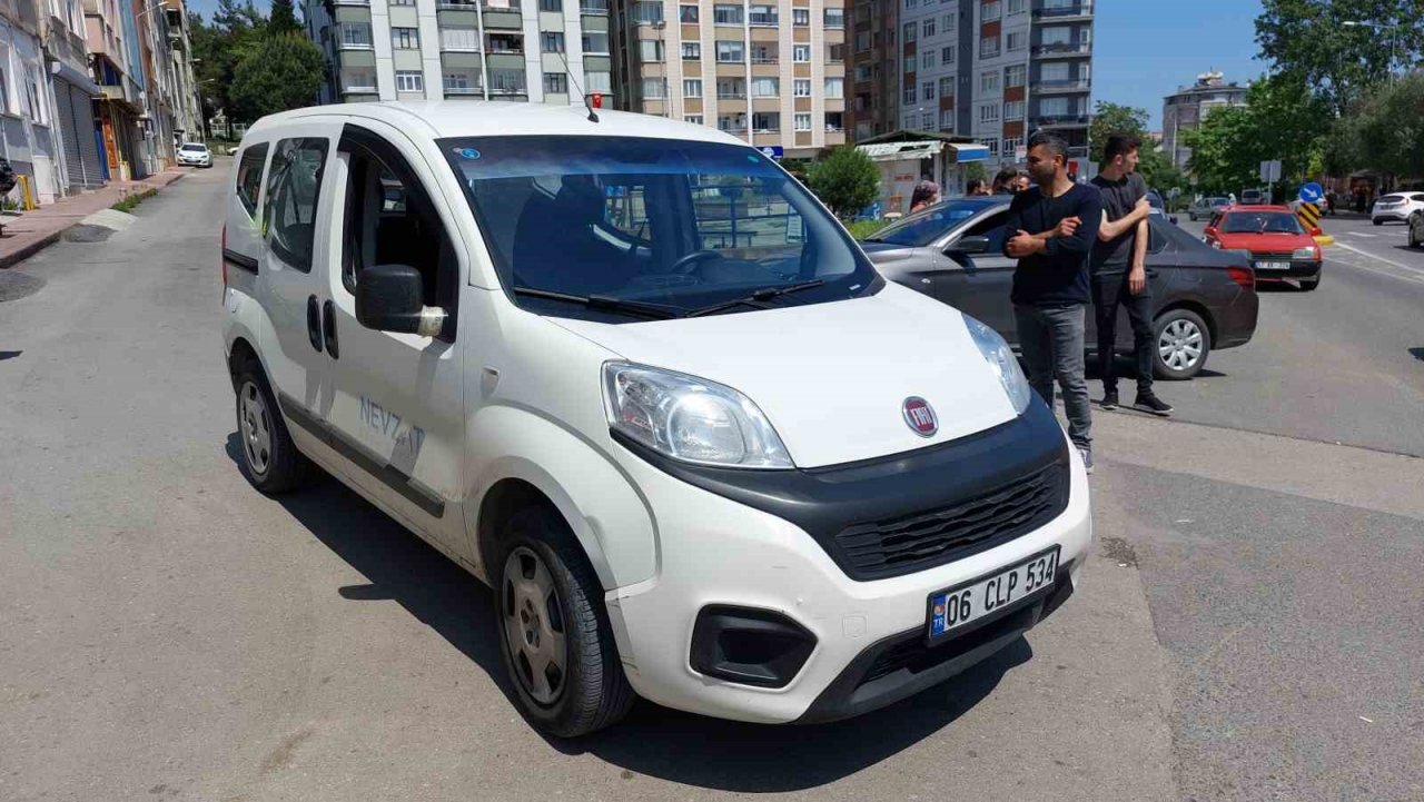 Yolun karşısına geçmeye çalışan kadına araç çarptı: Kaza anı kamerada