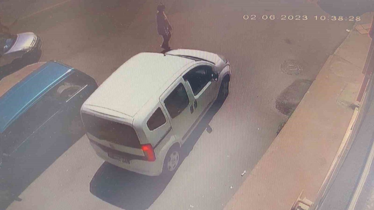 Yolun karşısına geçmeye çalışan kadına araç çarptı: Kaza anı kamerada