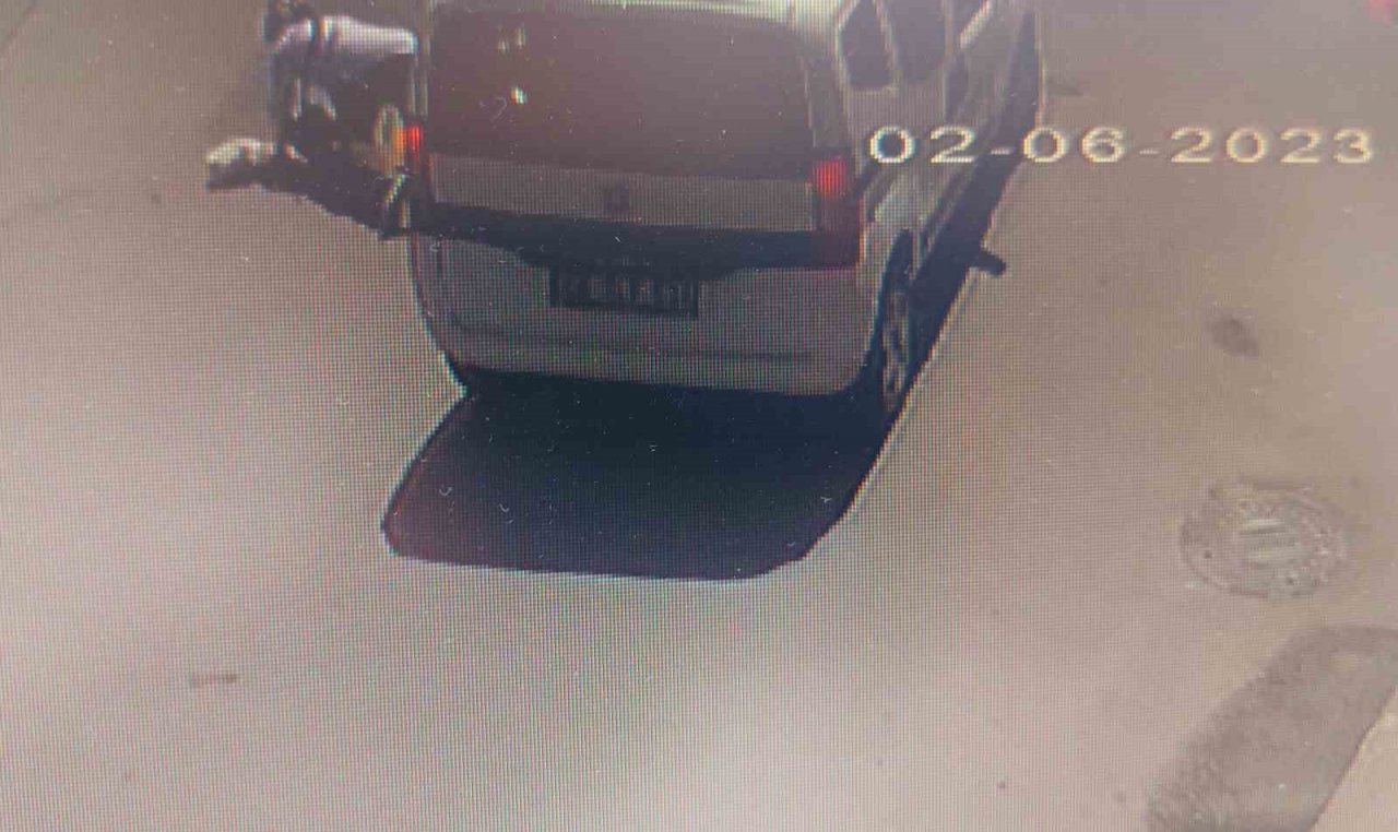 Yolun karşısına geçmeye çalışan kadına araç çarptı: Kaza anı kamerada