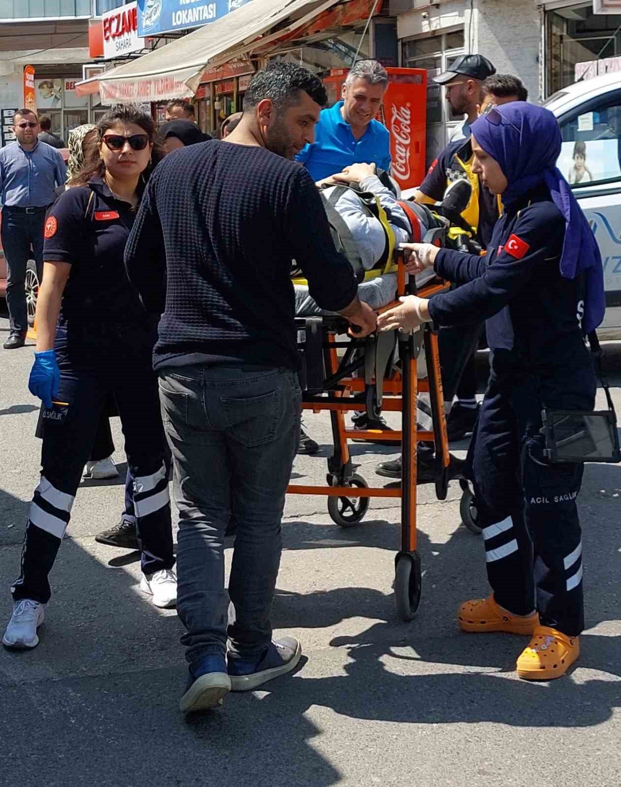 Yolun karşısına geçmeye çalışan kadına araç çarptı: Kaza anı kamerada