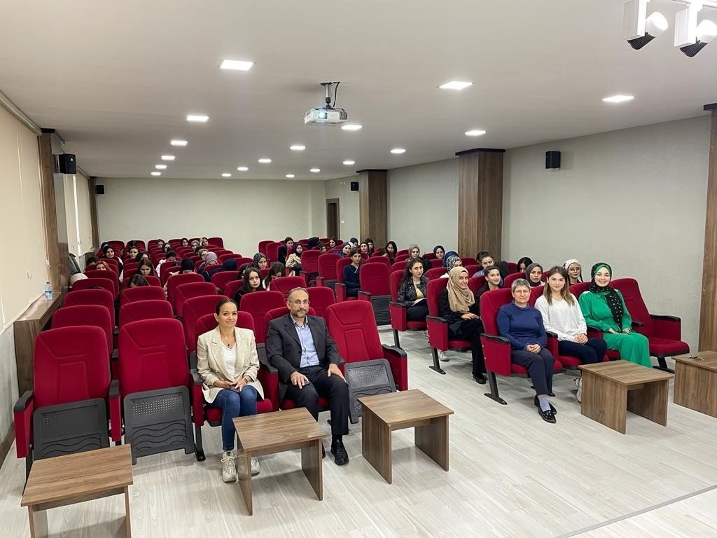 SCÜ’de ebelikte kariyer planlaması anlatıldı