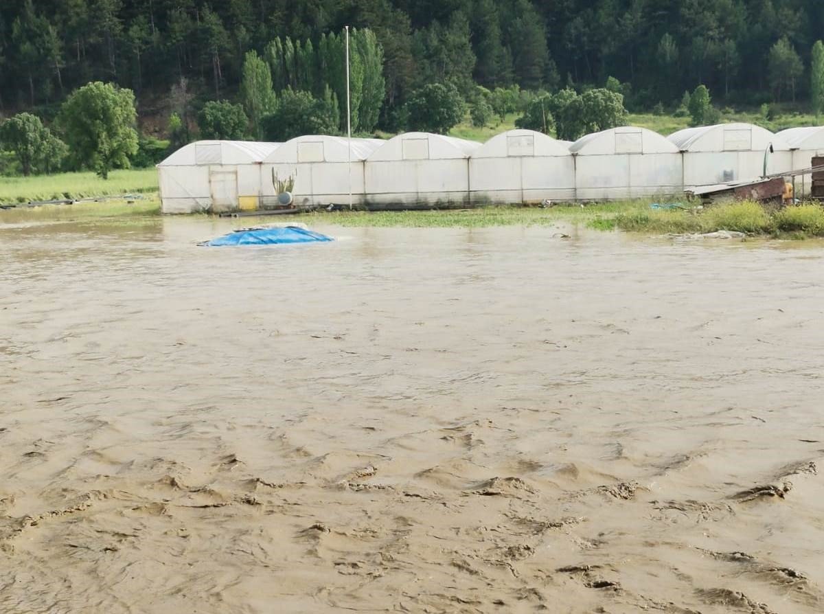 Selden zarar gören Gediz Ilıcasu köyünde hasar tespit çalışması