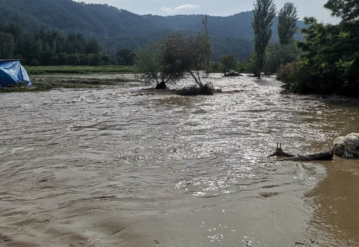 Selden zarar gören Gediz Ilıcasu köyünde hasar tespit çalışması