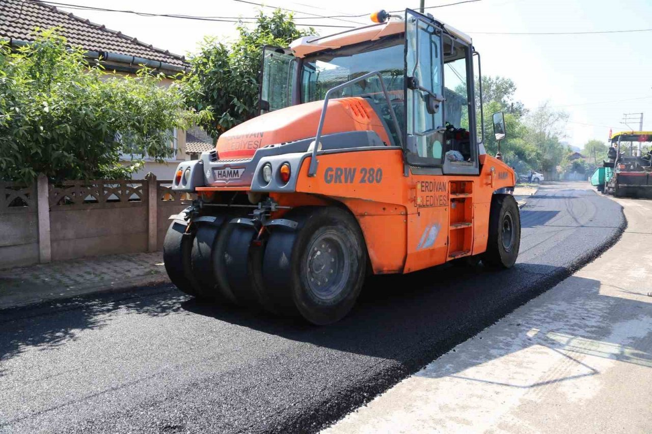 Serdivan Belediyesi’nden asfalt atağı