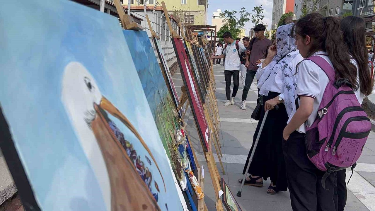 Silopi’de öğrenciler resimlerle çevre kirliliğine dikkat çekti