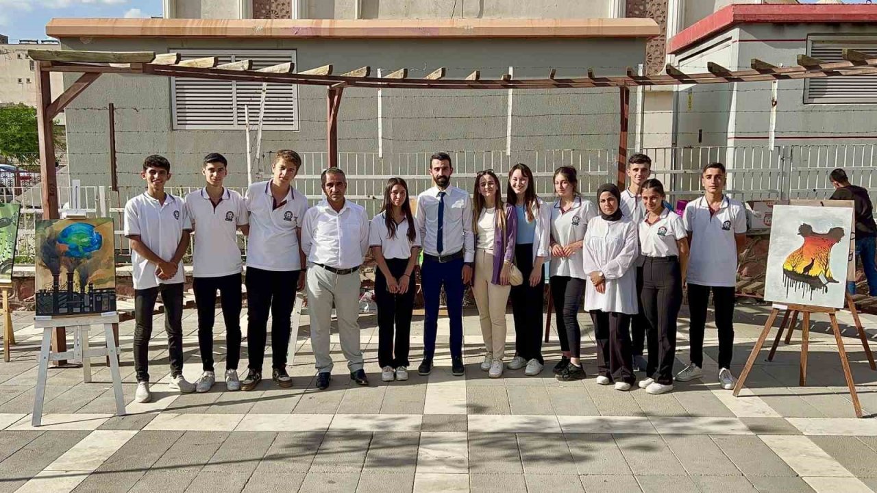 Silopi’de öğrenciler resimlerle çevre kirliliğine dikkat çekti