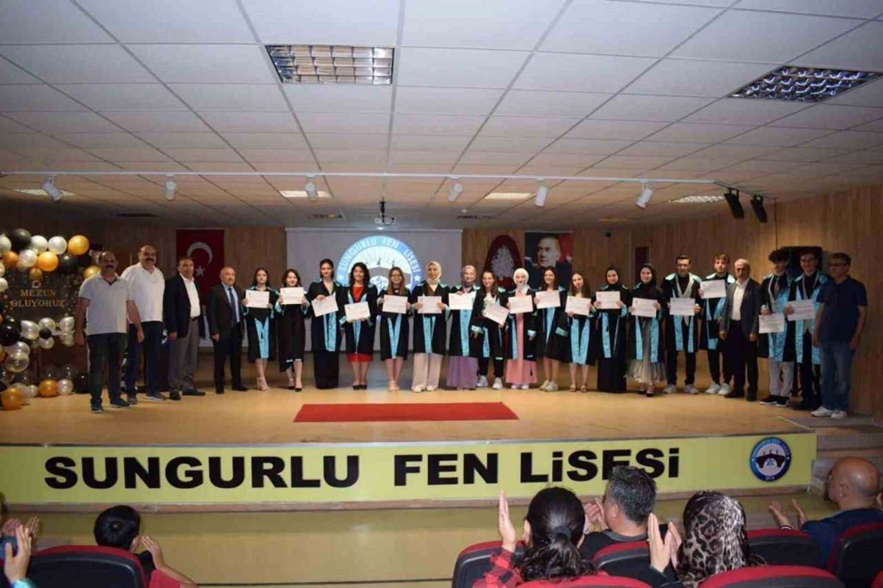 Sungurlu fen lisesinde mezuniyet sevinci
