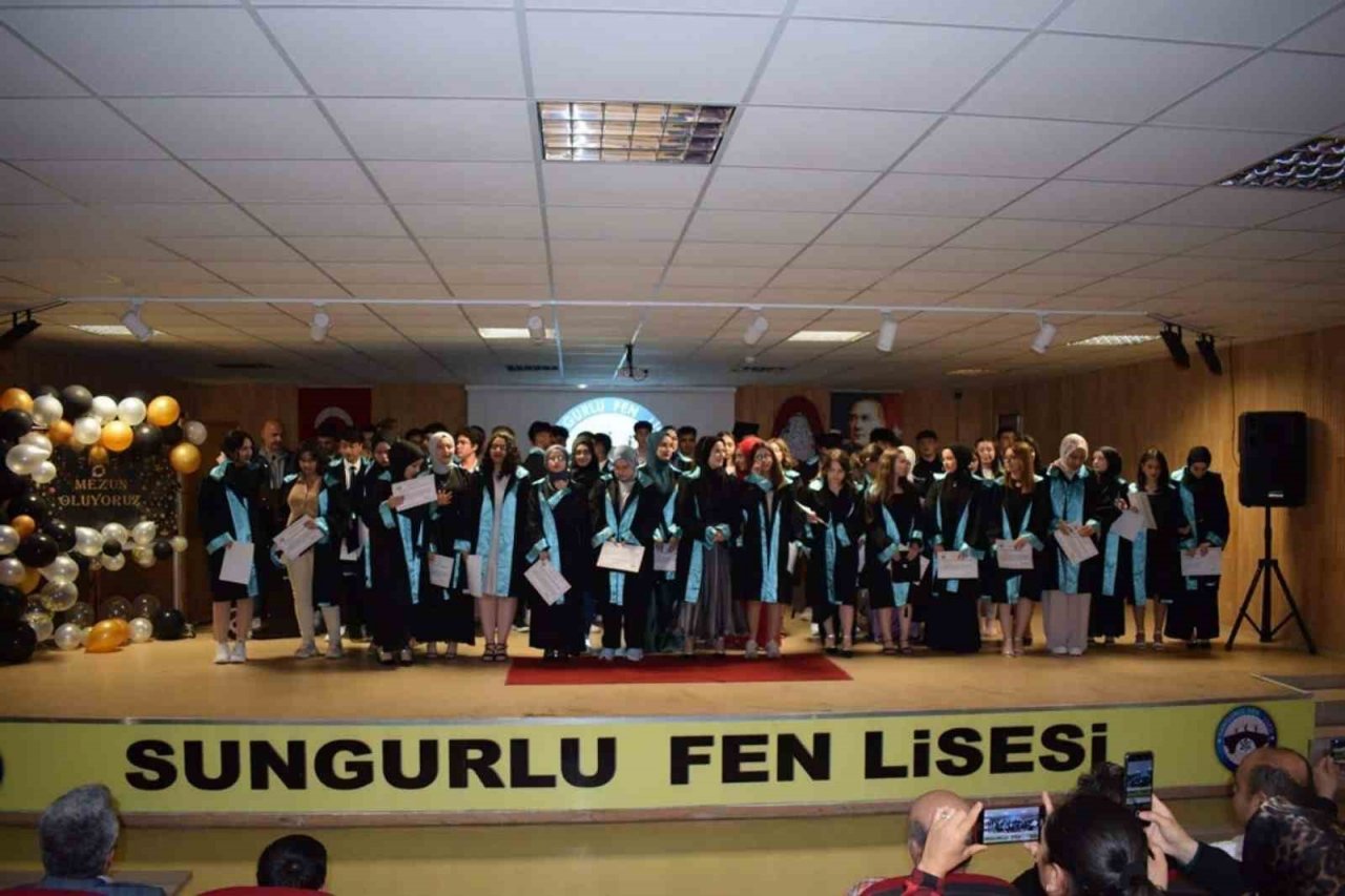 Sungurlu fen lisesinde mezuniyet sevinci