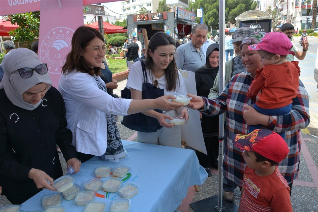 Sütlaç dağıtıp, Süt Günü’nü kutladılar
