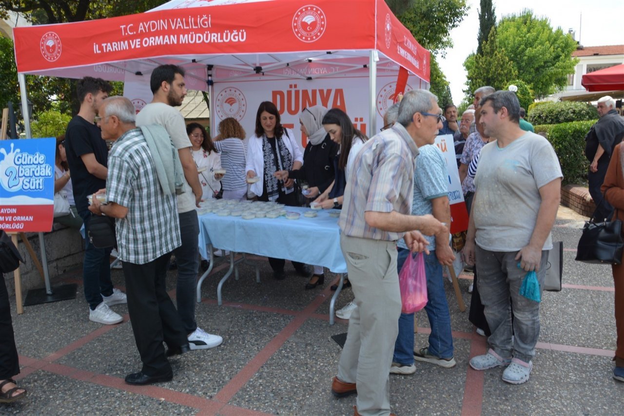 Sütlaç dağıtıp, Süt Günü’nü kutladılar