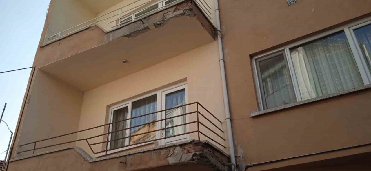 Sıvaları dökülen eski bina iyileştirme bekliyor