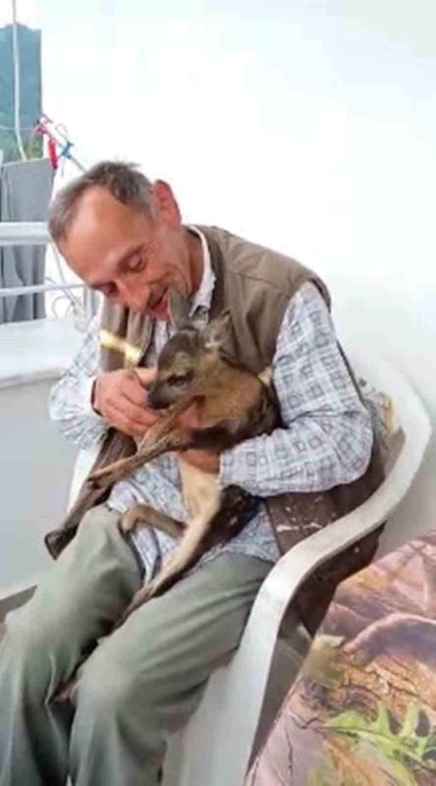 Buldukları yavru karacayı Doğa Koruma ve Milli Parklar yetkililerine teslim ettiler