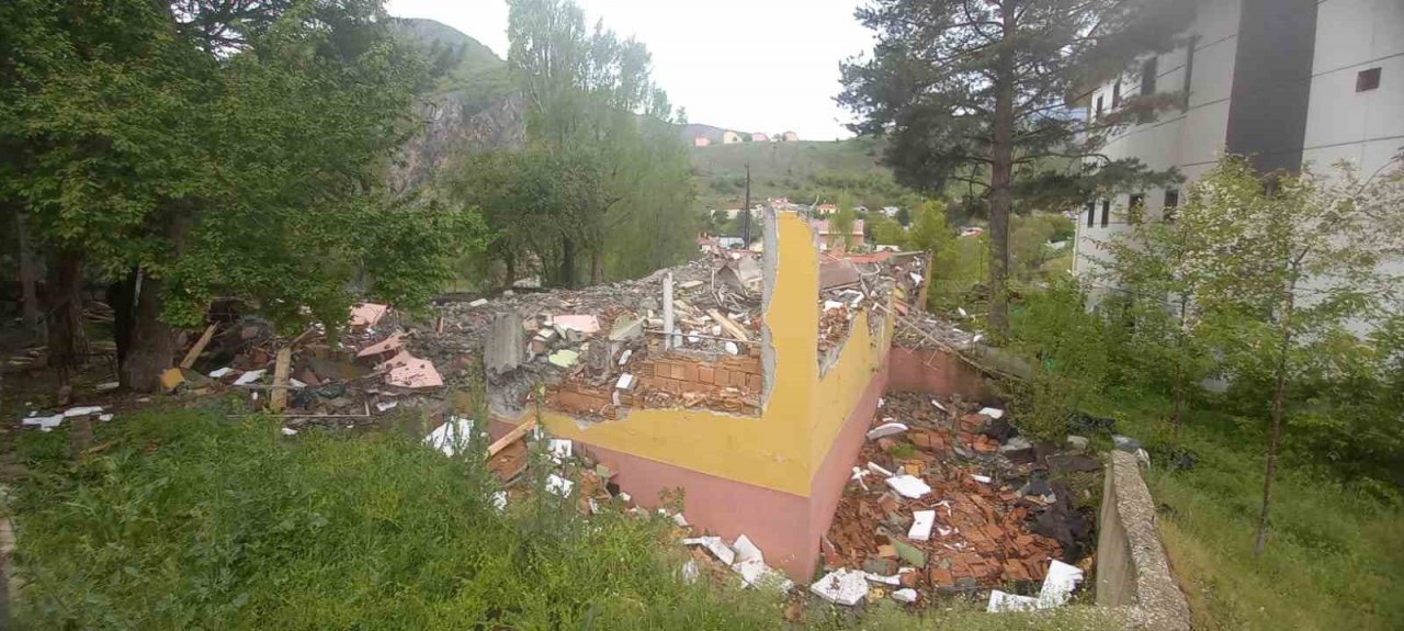 Tunceli’de ağır hasarlı kamu binalarının yıkımına başlandı