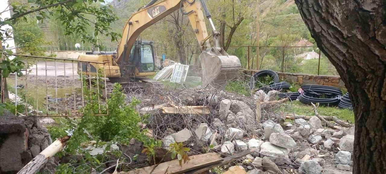 Tunceli’de ağır hasarlı kamu binalarının yıkımına başlandı